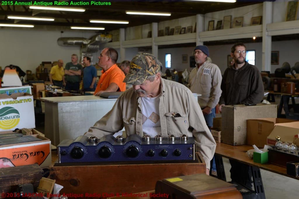 2015 IARCHS Antique Radio Auction Picture