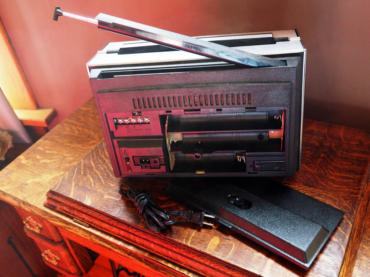 Zenith Transoceanic model R70002 rear view IARCHS Radio Collector Club