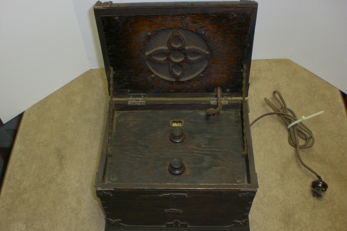 Majestic Treasure Chest Radio With Lid Open IARCHS Radio Collector Club