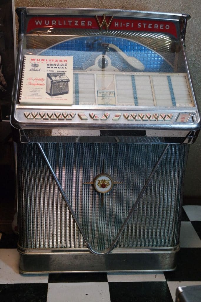 Wurlitzer-2400-Series-HiFi-Jukebox-1960