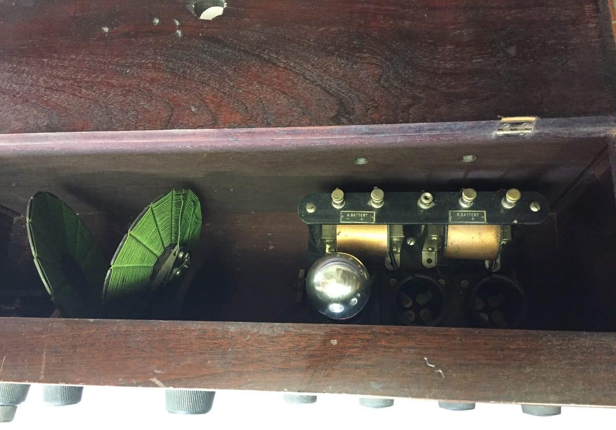 Clarion battery radio insides IARCHS Radio Collector Club