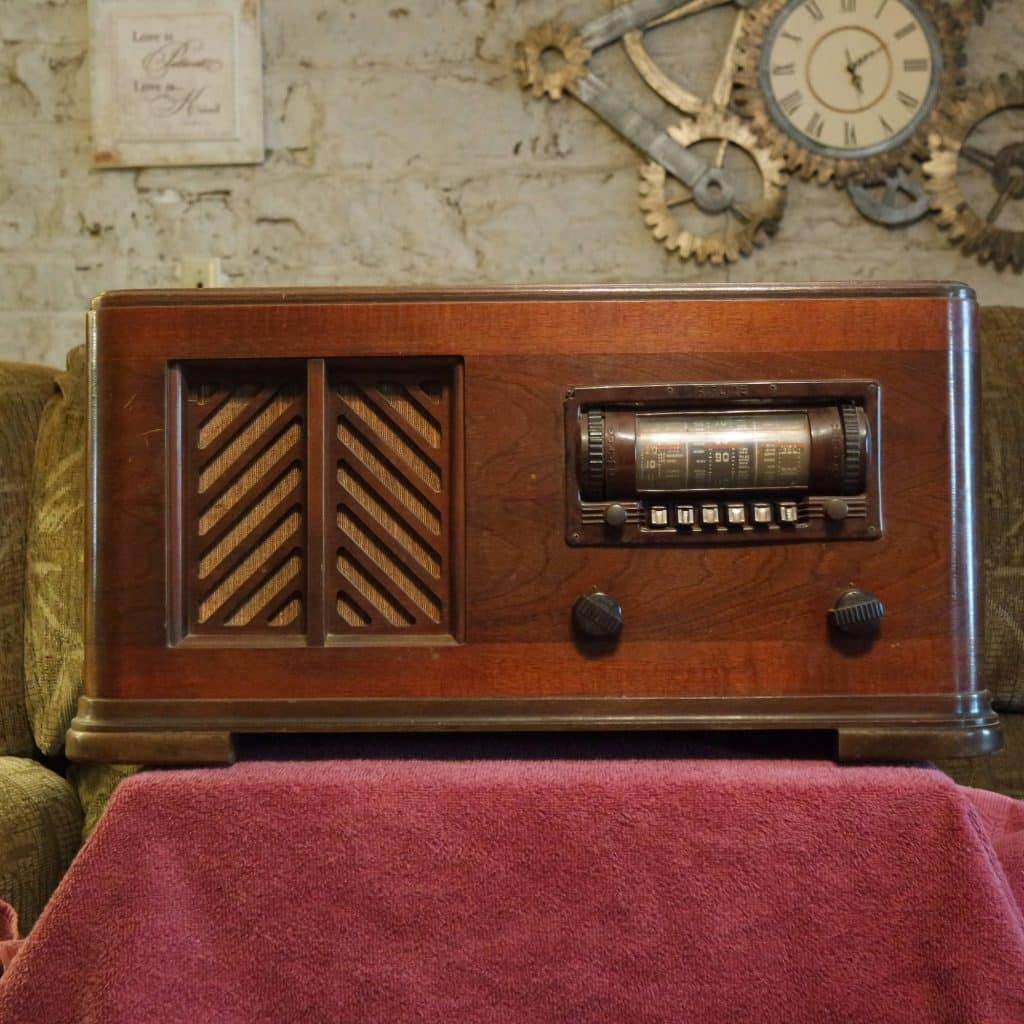 Airline-Model-93-BR563A-Battery-Table-Radio