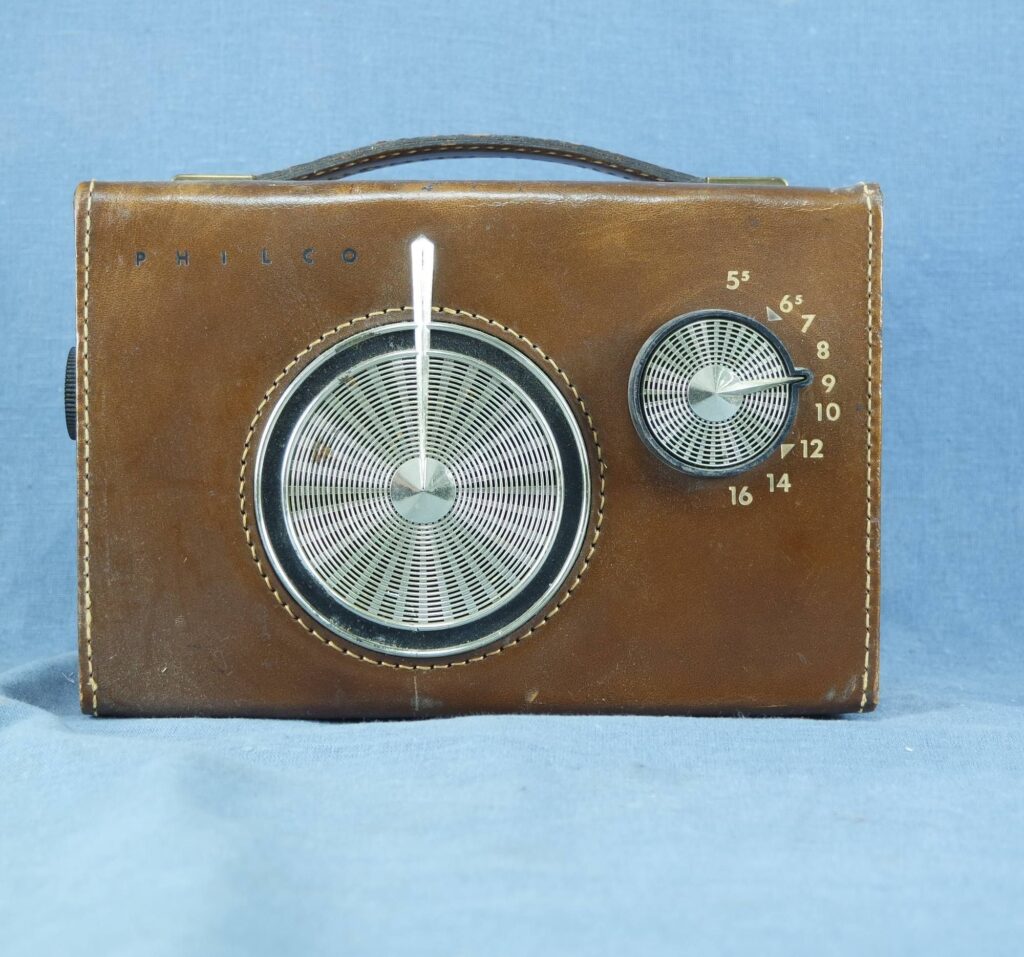 philco-mustang-E-676-AC-DC-portable-Tube-Radio