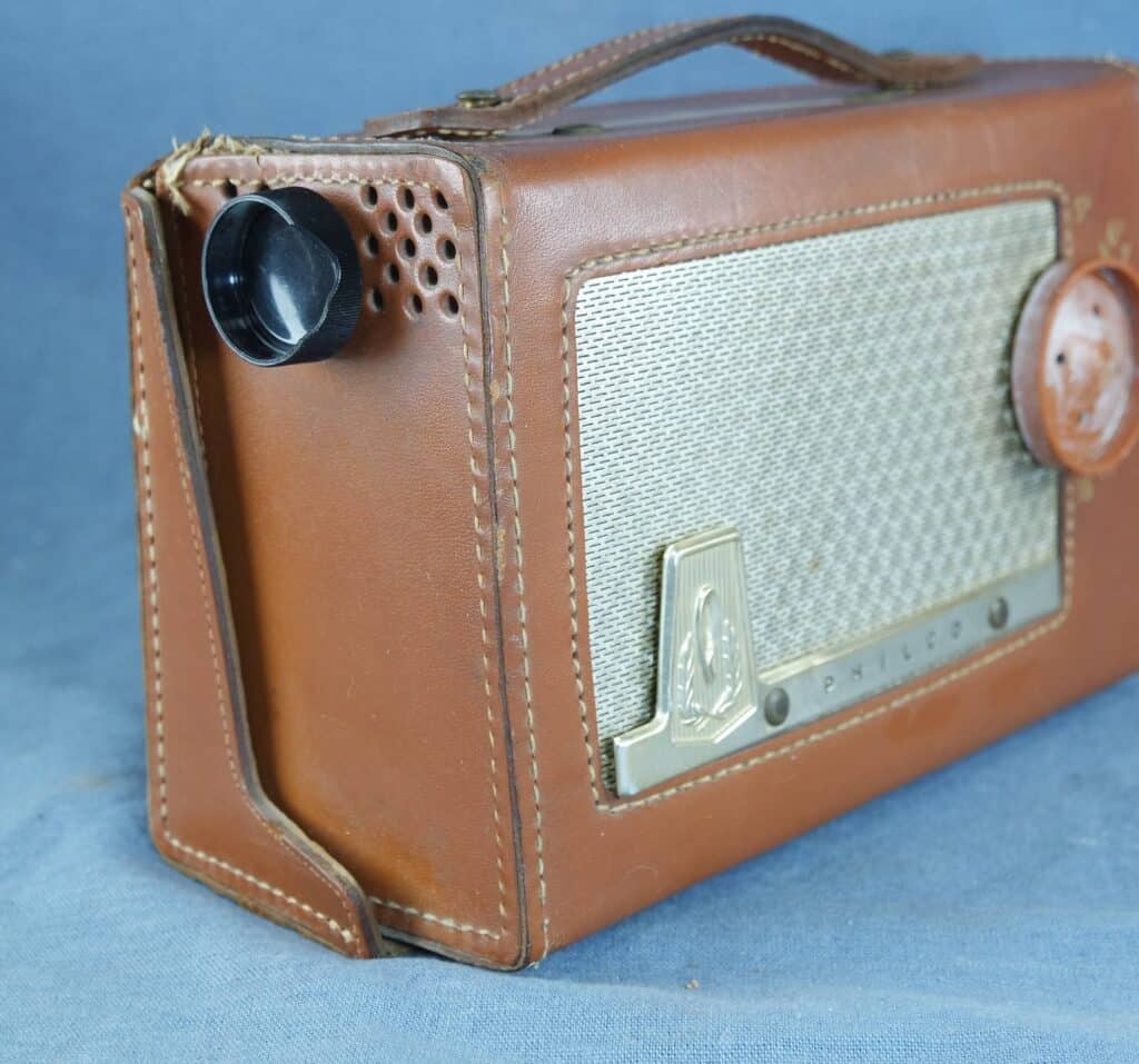 philco-sportster-E-675-AC-DC-portable-Tube-Radio-left