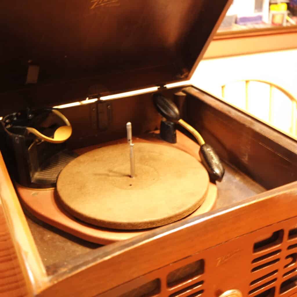 Zenith_5R086_Turntable_needs_adjustment