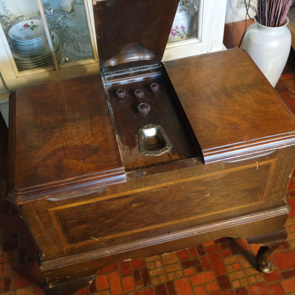 1933-Philco-14LZX-AM&Police-Band-Chairside