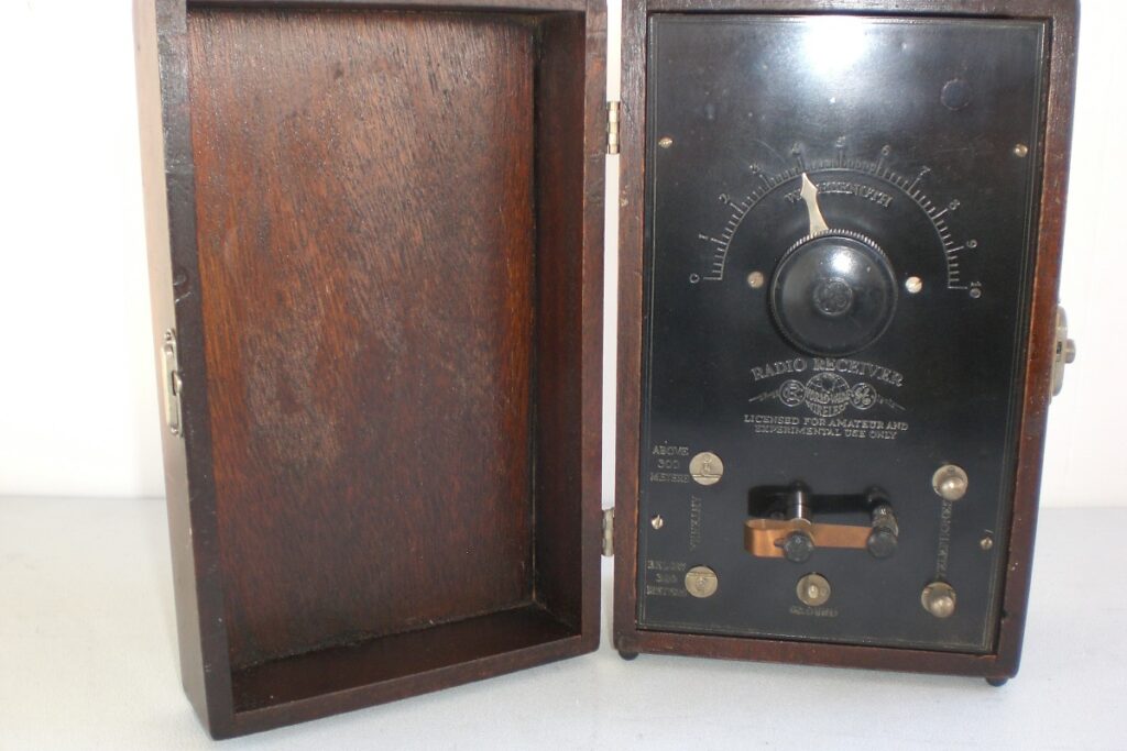 RCA Radiola ER 753-A missing lid label and a couple thumb nuts