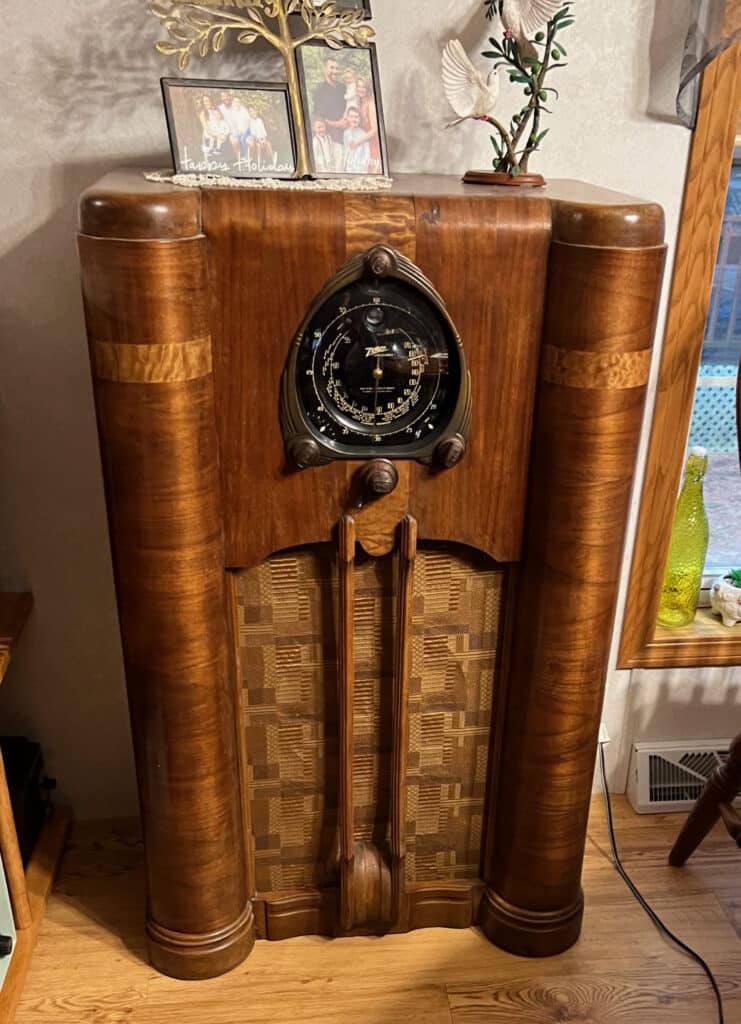 pic2: Zenith 9S262 Console (Similar to Walton Radio)