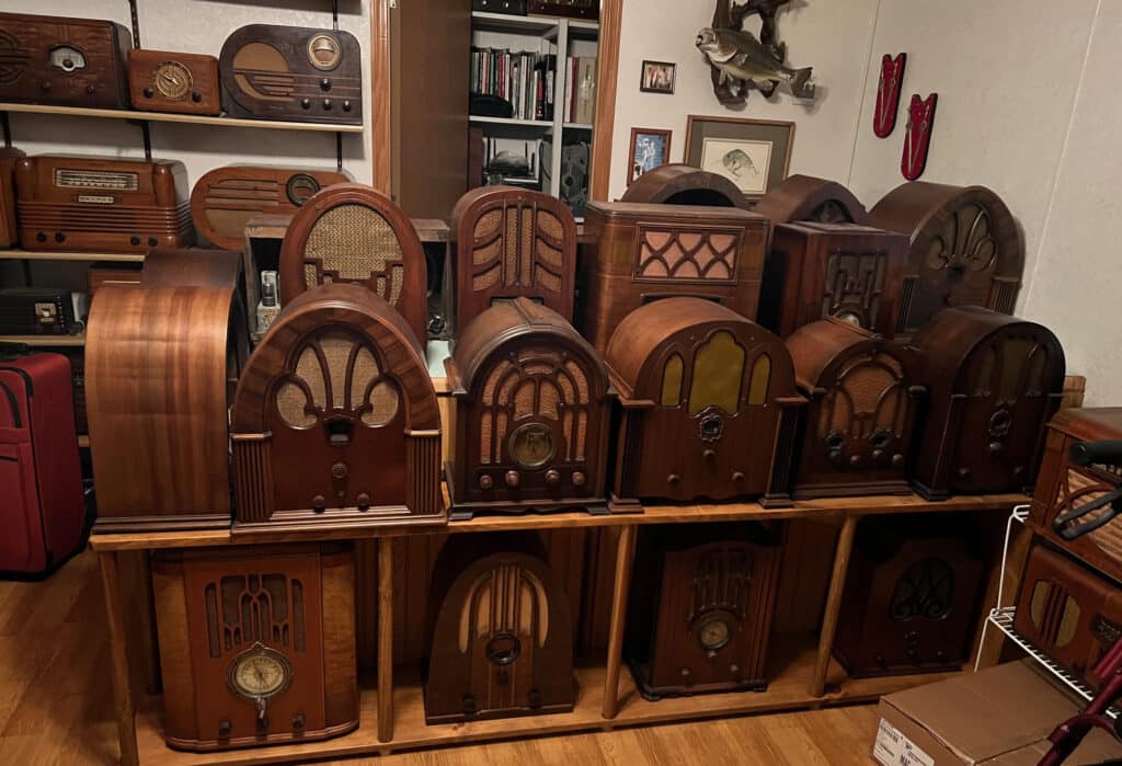 pic7: CATHEDRALS GE E-61, Philco 70, RCA 121, Philco 37-60, Philco 60; Philco 38-10 Bullet