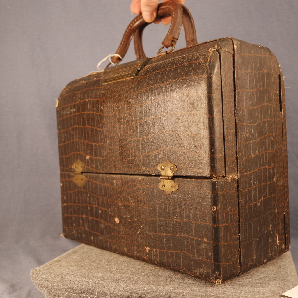 Admiral Leatherette portable 6P32-6E1N closed