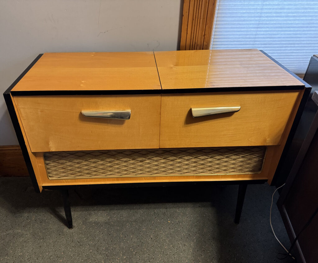 Emud 923 mid century mod console