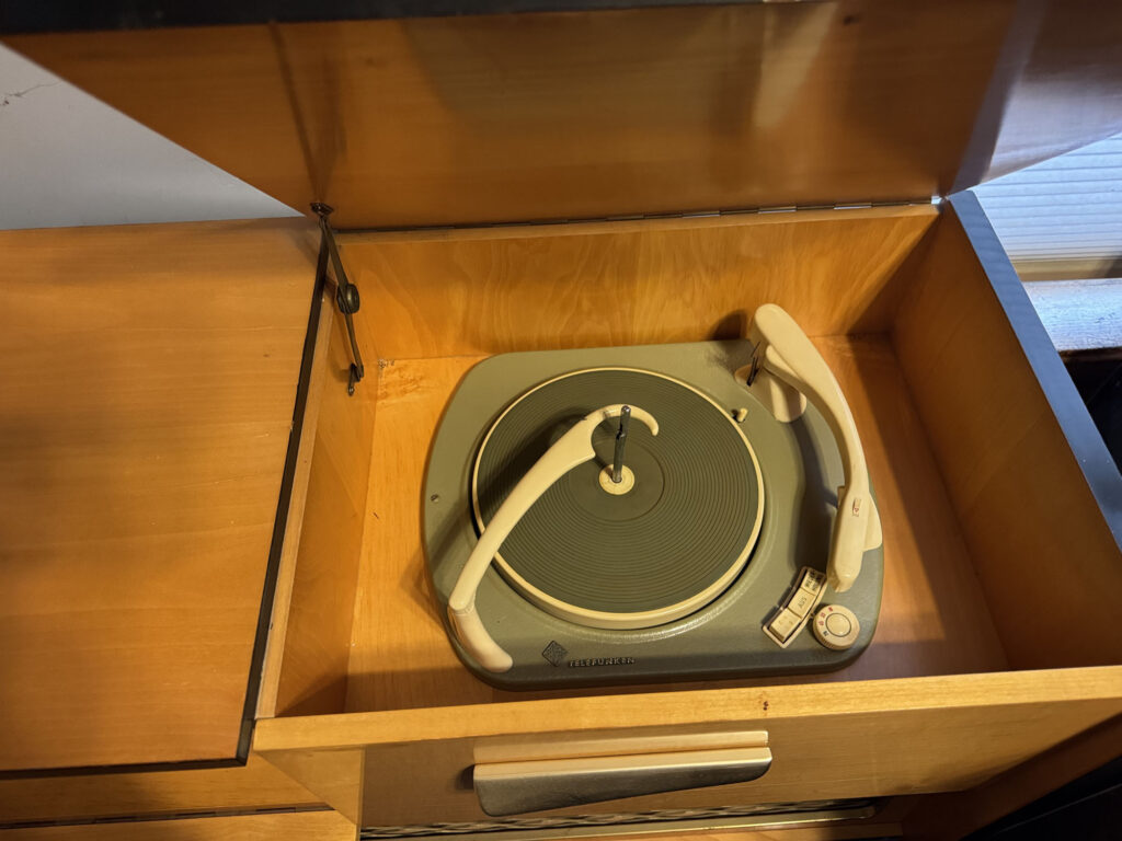 Emud 923 record player