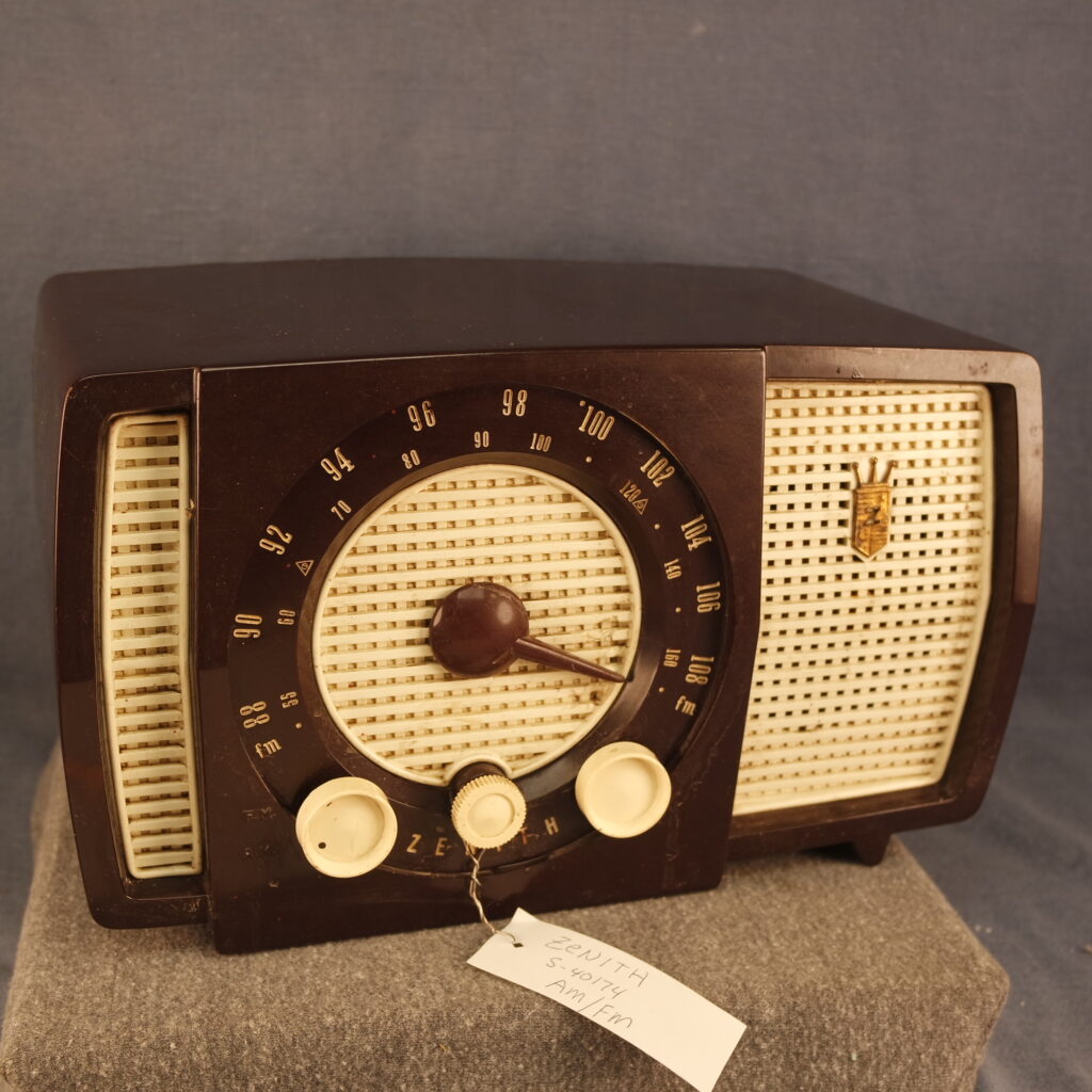 Zenith S-40174 AM/FM