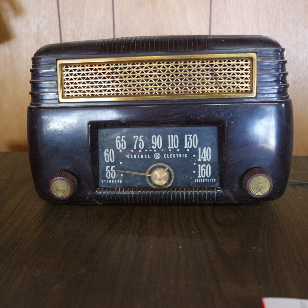 1946-Bakelite-GE-Model-202-Tube-Radio