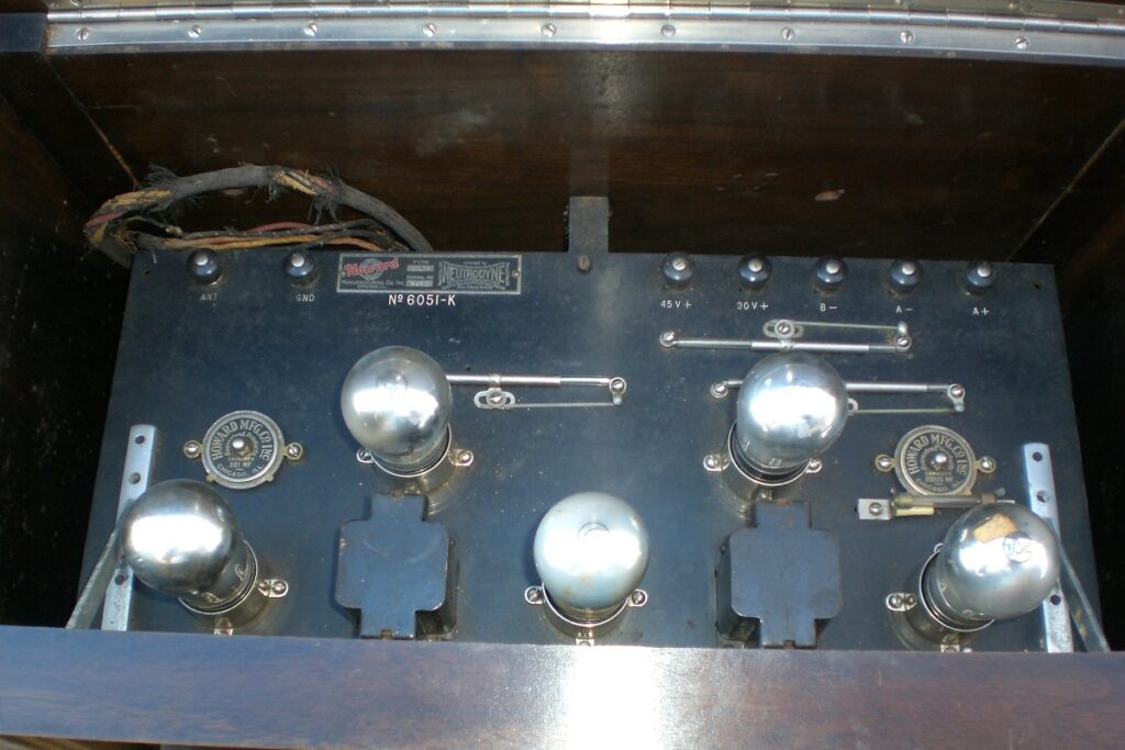 Howard Battery Radio Type A Inside View